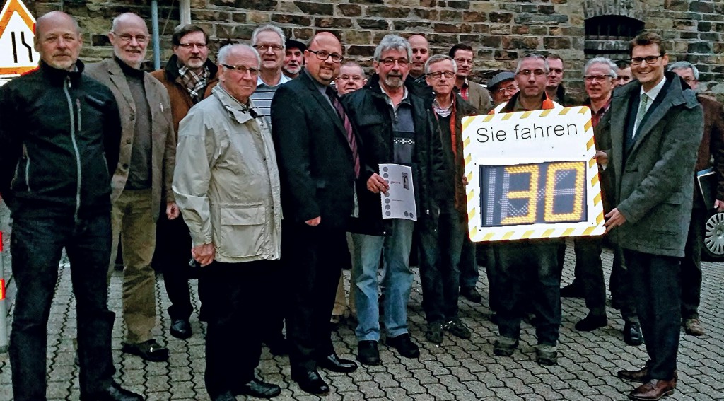 Übergabe der Verkehrsmesstafel an den Bürgermeister der Stadt Braubach, Herrn Joachim Müller.